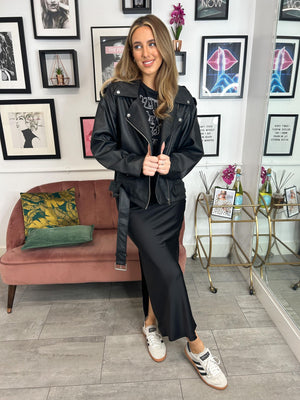 Stand out from the crowd in this beautiful skirt. Black satin material, with side zip and split. It's a show stopper for sure!