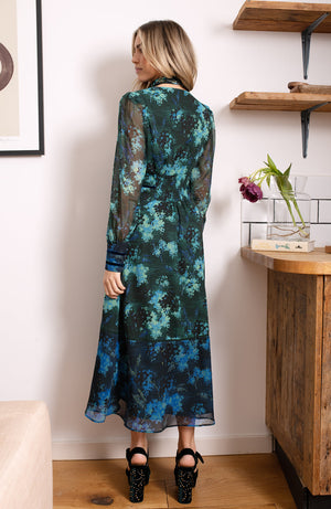 Contrasting green and blue florals decorate the base of this elegant silhouette, completed with velvet trims. The plunge neckline and full sleeves make this the perfect transitional Autumn piece, whilst the button front adds an extra detail. With a shirred back panel for ease of wear, the Babette is a perfect seasonal staple for any event.