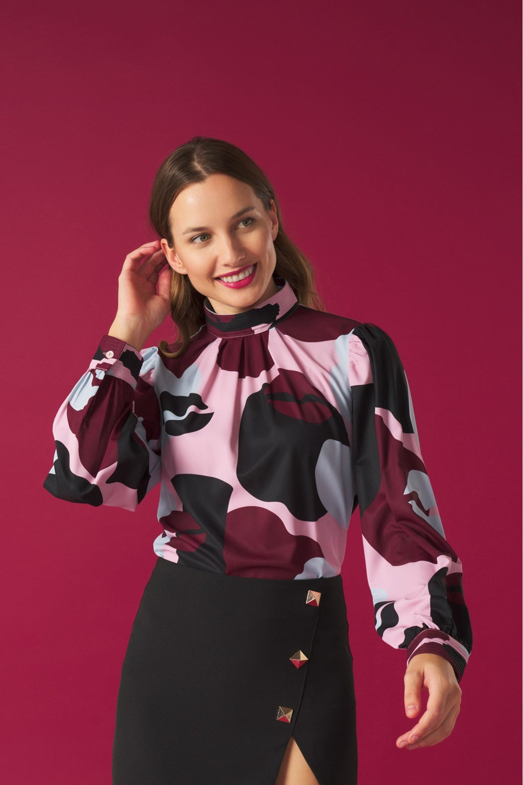 Turtleneck top with long sleeves. Back fastening with button.