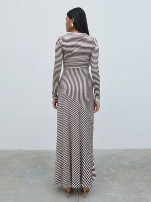 Soft jersey fabric

High neckline

Ruched detail at shoulder

Cut-about seam design

Long fitted sleeves

Maxi length