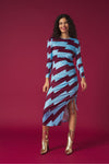 Midi dress with adjustable side gathering and shoulder pads. Long sleeves and round neck. Side vent. Back fastening with button.