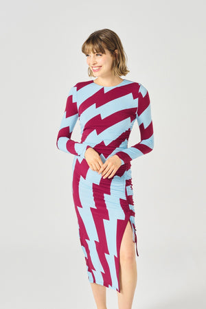 Midi dress with adjustable side gathering and shoulder pads. Long sleeves and round neck. Side vent. Back fastening with button.