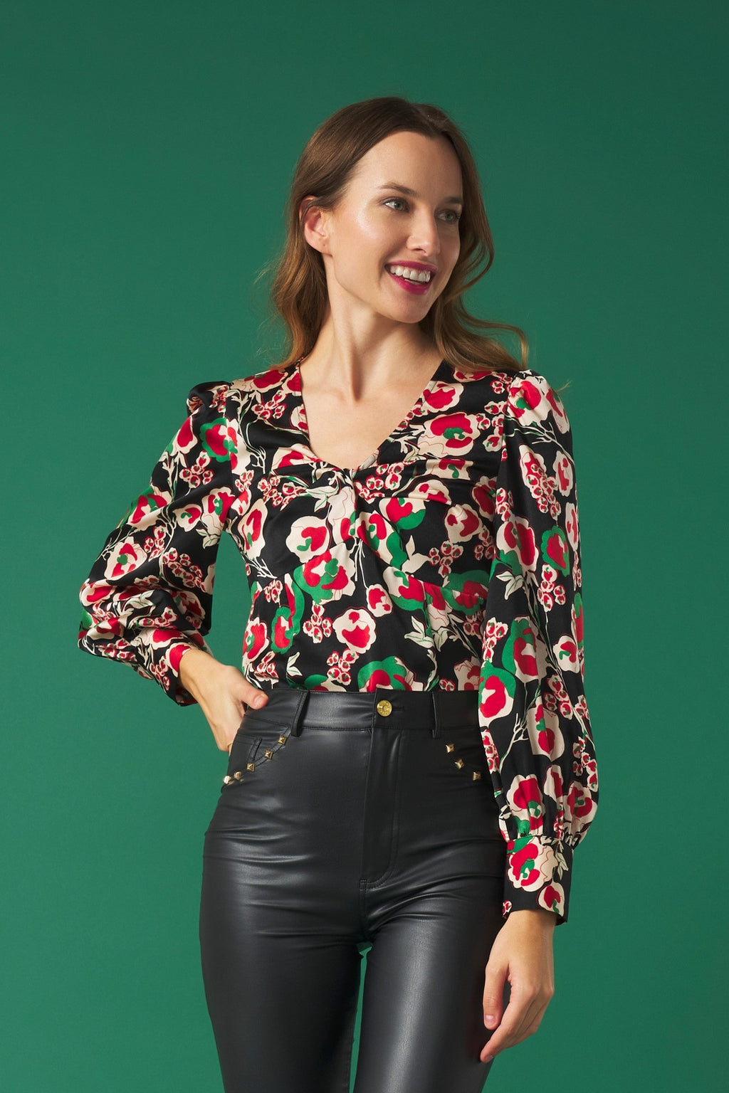 V-neck top with puff sleeves. Knot detail in the neck. Back zip fastening.