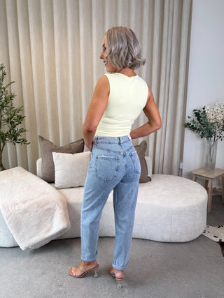 Keza Mom Jeans - Washed Denim