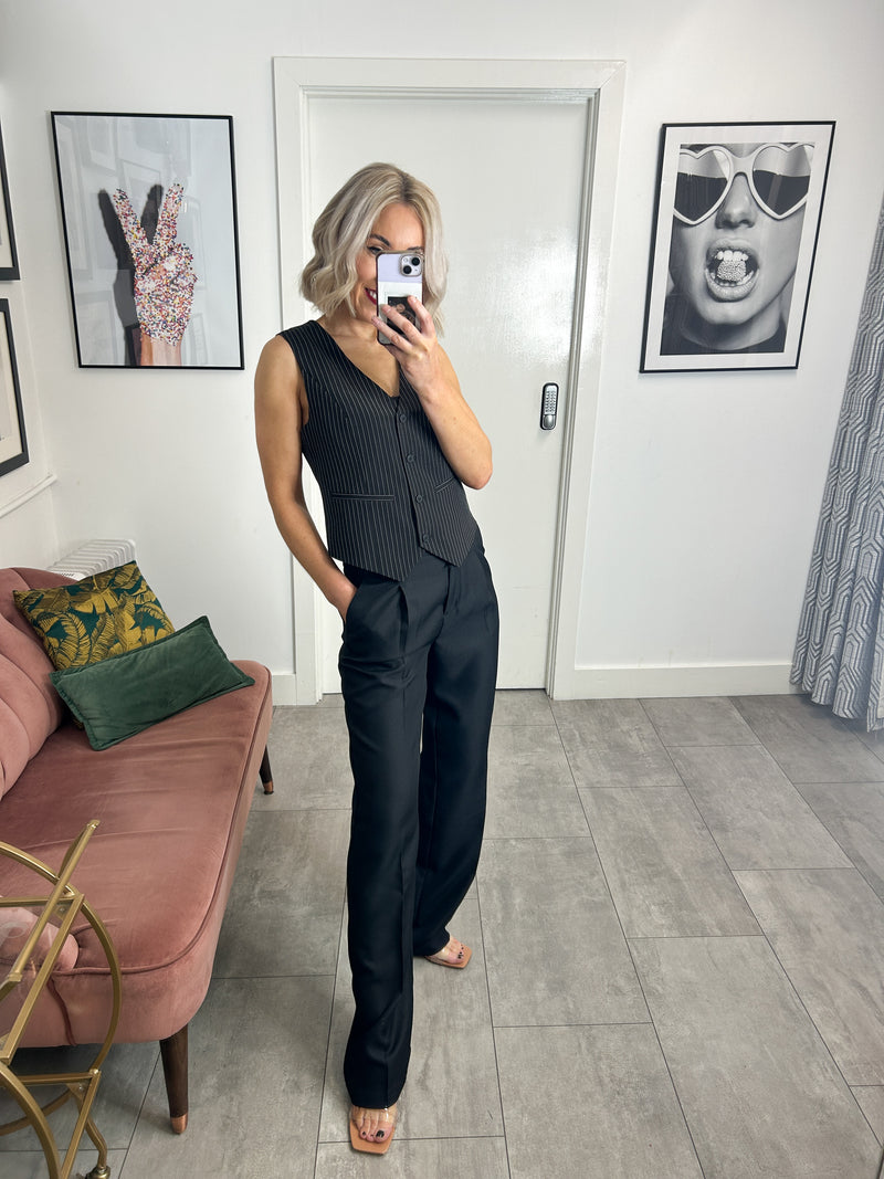 - Classic trousers - High waisted - Pleated detail - Belt loops at waist - Button and concealed zip fastening - Partially elasticated waist - Straight leg - Slant pockets - Non-functional back pocket - Regular fit - Selma is 174 cm tall and wears a size S