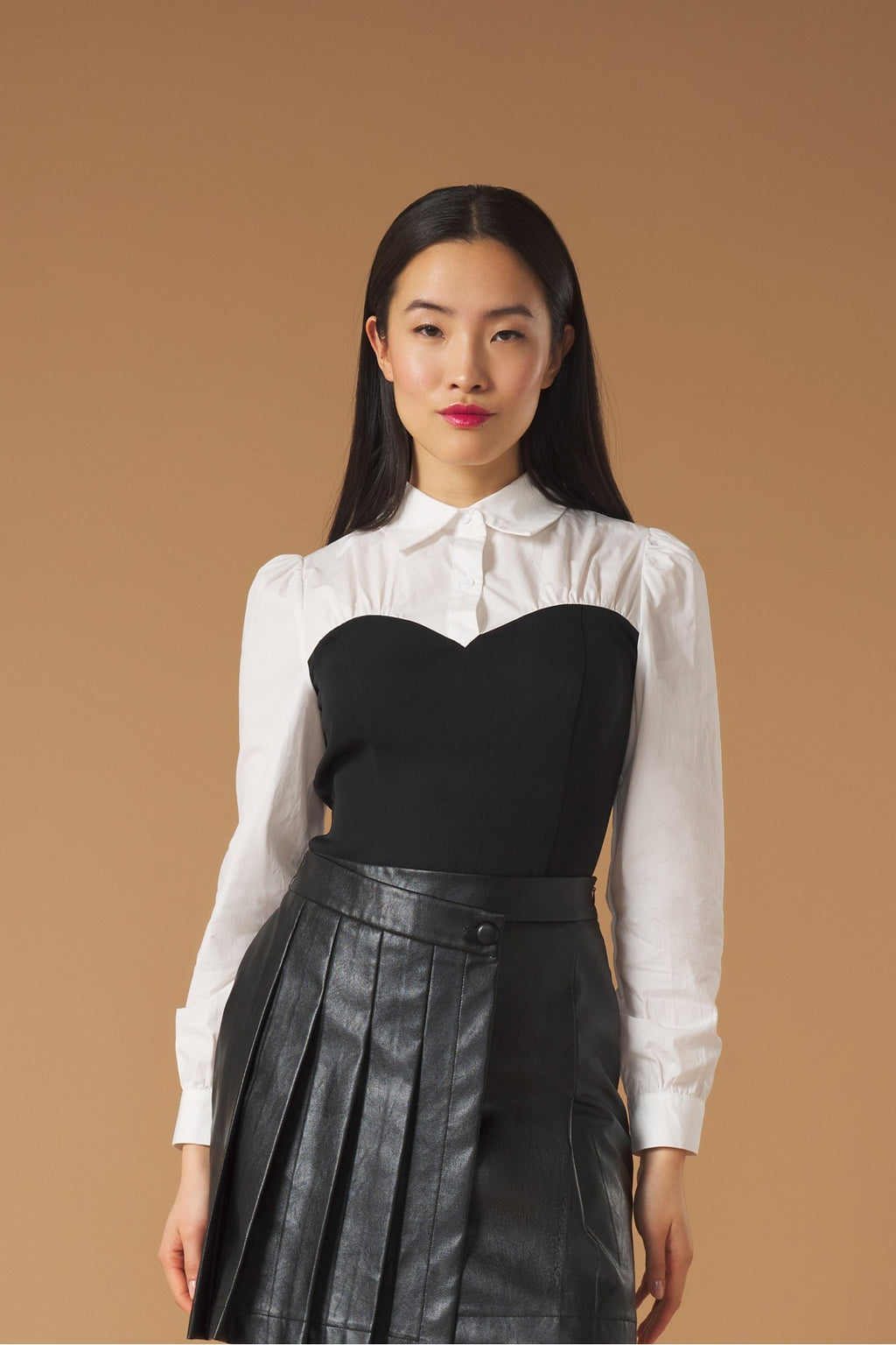 Combined shirt with long sleeves. Contrast fabric detail on the body. Front button fastening and side zip.