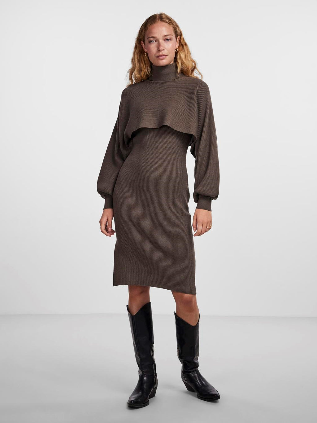 - Cropped turtleneck jumper - Long voluminous sleeves - Fitted cuffs - Ultra-cropped length - Regular fit