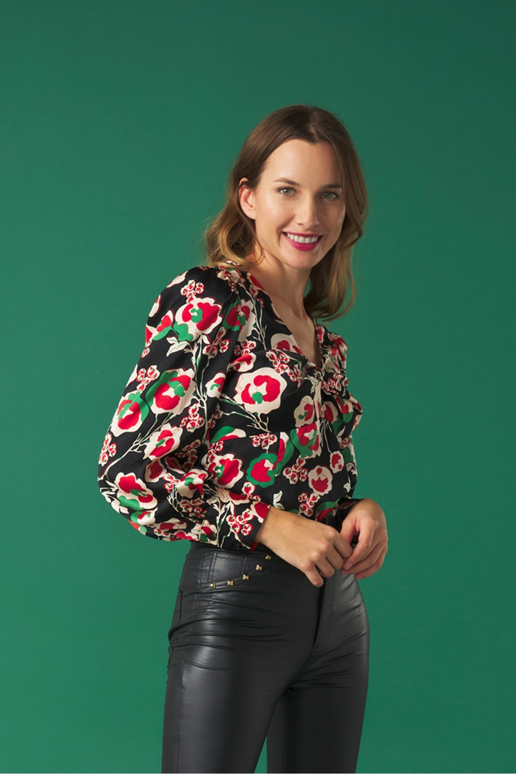 V-neck top with puff sleeves. Knot detail in the neck. Back zip fastening.