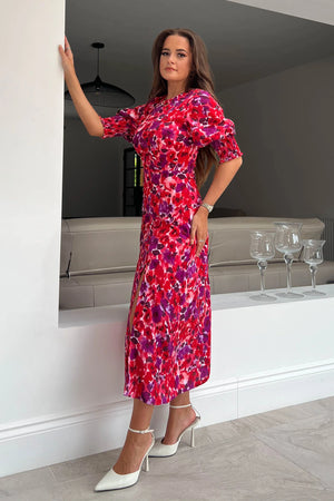 The form-flattering style contours your curves and features 3/4 sleeves with an elasticated cuff creating a subtle puff styling, and thigh high split for a gorgeous twist on a staple dress