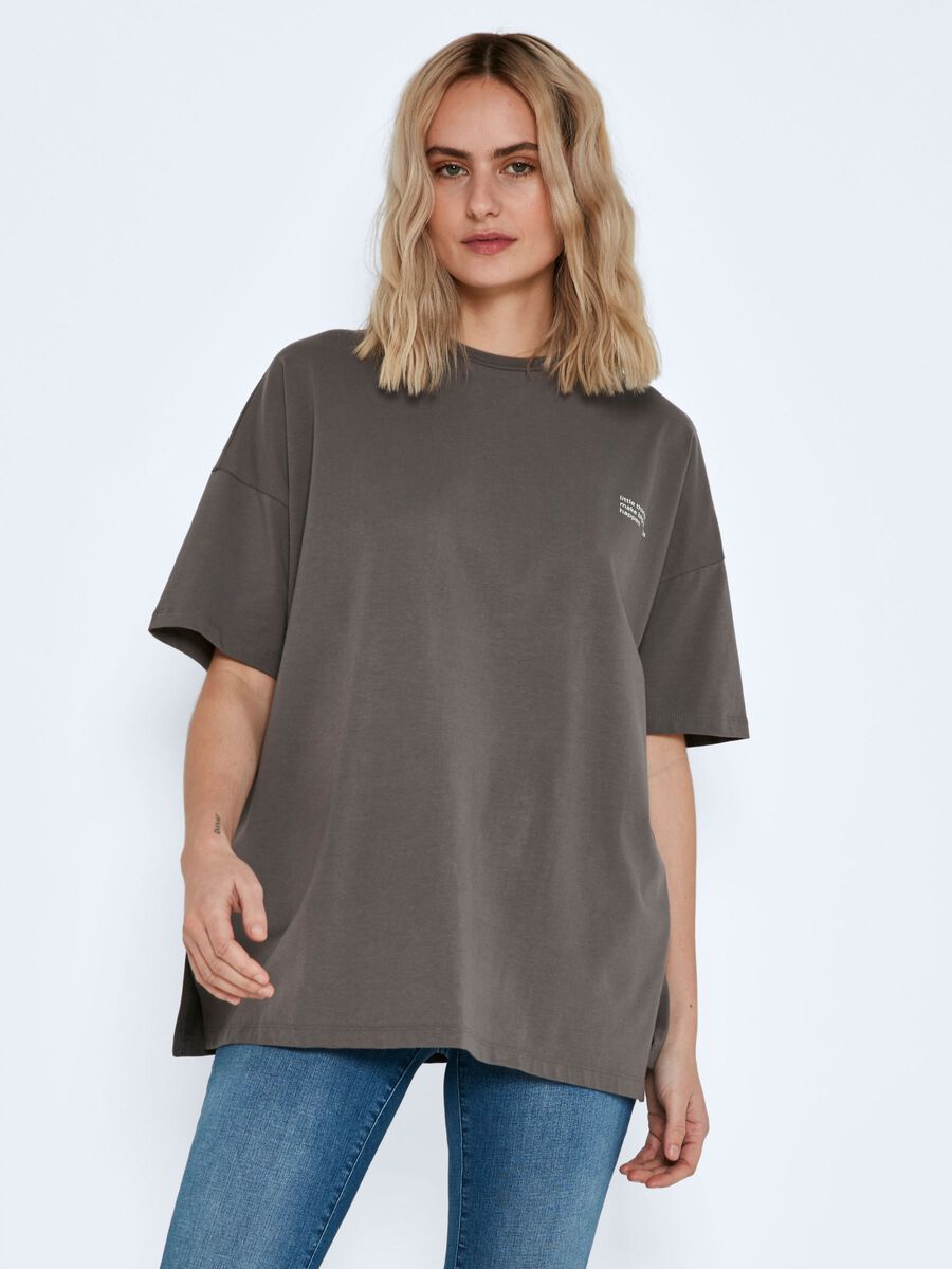 - Oversized T-shirt - Quote detail at front - Round neckline - Short sleeved - Dropped shoulders - Cotton blend material - Emily is 175 cm tall and wears a size M Detail information 95% Cotton, 5% Elastane Machine wash at max 40°C under gentle wash programme Do not bleach Tumble dry on low heat settings Iron on medium heat settings Do not dry clean Line dry