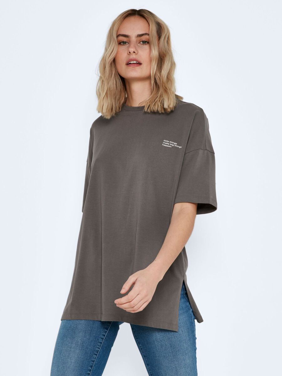 - Oversized T-shirt - Quote detail at front - Round neckline - Short sleeved - Dropped shoulders - Cotton blend material - Emily is 175 cm tall and wears a size M Detail information 95% Cotton, 5% Elastane Machine wash at max 40°C under gentle wash programme Do not bleach Tumble dry on low heat settings Iron on medium heat settings Do not dry clean Line dry