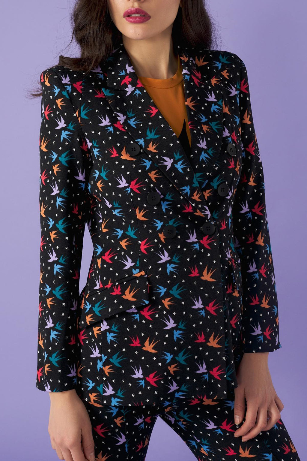 This stunning fitted tailored blazer is a showstopper, paired with matching flared trousers.   With shoulder pads and double breast.   Model wears S. 