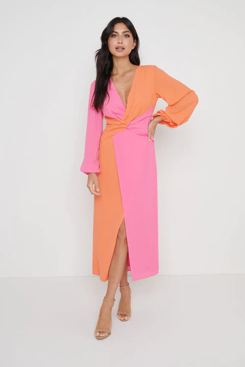 - Contrast colors - Internal Knot - Front Slit Detail - Elastic in Sleeve Head