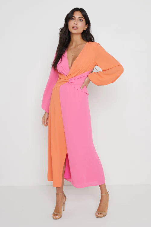 - Contrast colors - Internal Knot - Front Slit Detail - Elastic in Sleeve Head