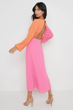 - Contrast colors - Internal Knot - Front Slit Detail - Elastic in Sleeve Head