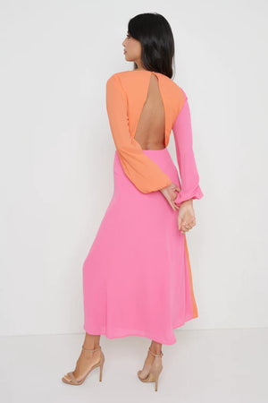 - Contrast colors - Internal Knot - Front Slit Detail - Elastic in Sleeve Head