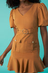 Short sleeve dress. V-neck. Front pockets and belt detail. Ruffled hem. Back zip fastening.  Model is 180 cm and wears size S.