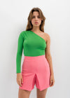 High-waist skort with a pleated detail on the front. Invisible side zip fastening.